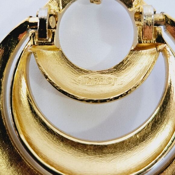 Vintage Crown Trifari Signed '50s Large Gold Tone White Enamel Necklace Pendant - Picture 10 of 11